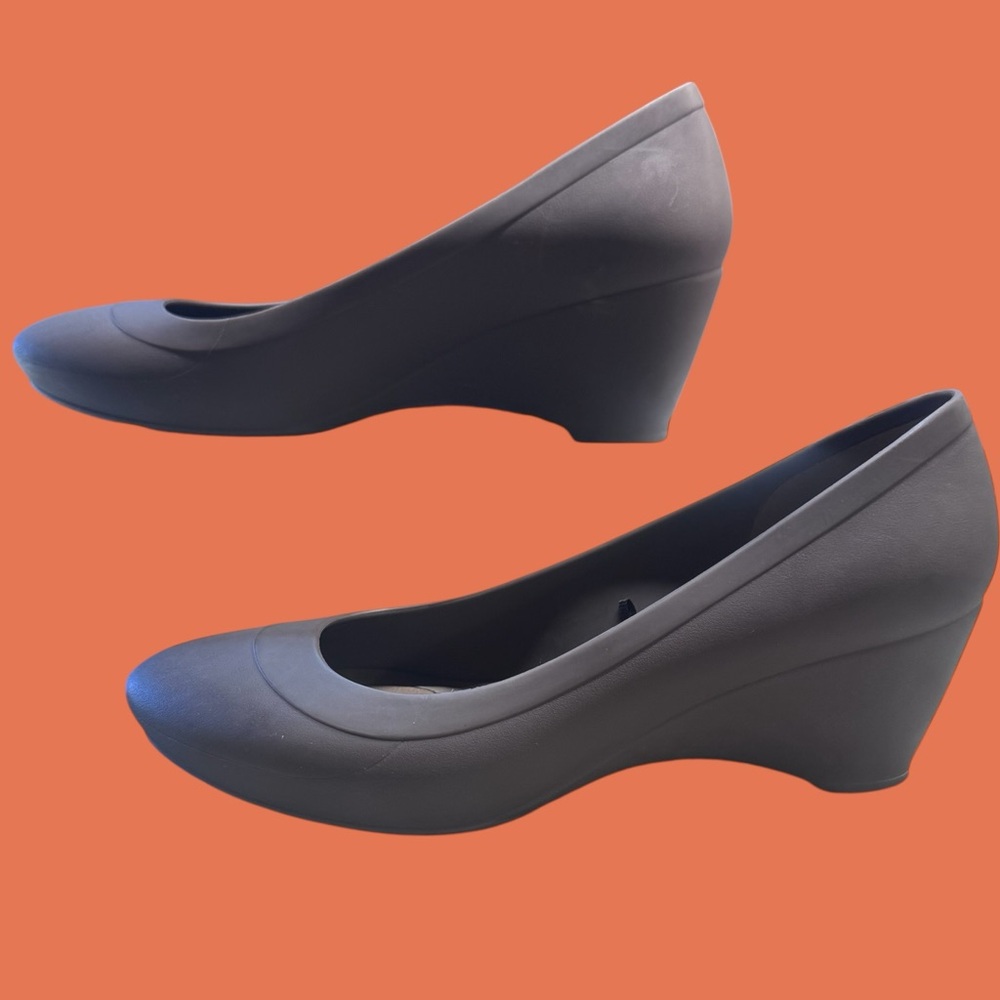 CROCS  Lina Wedge Pump Women's Gray heels sz7 excellent condition!